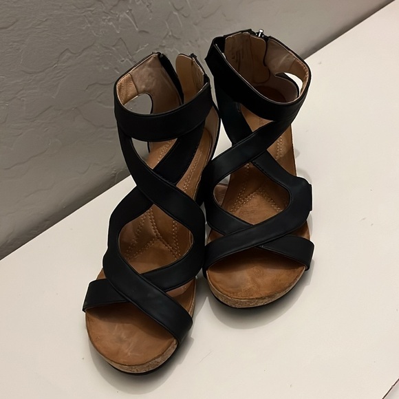 Adrienne Vittadini black strappy sandals. Zips in back. 2-2 1/2” heel. Sz. 7 - Picture 2 of 5